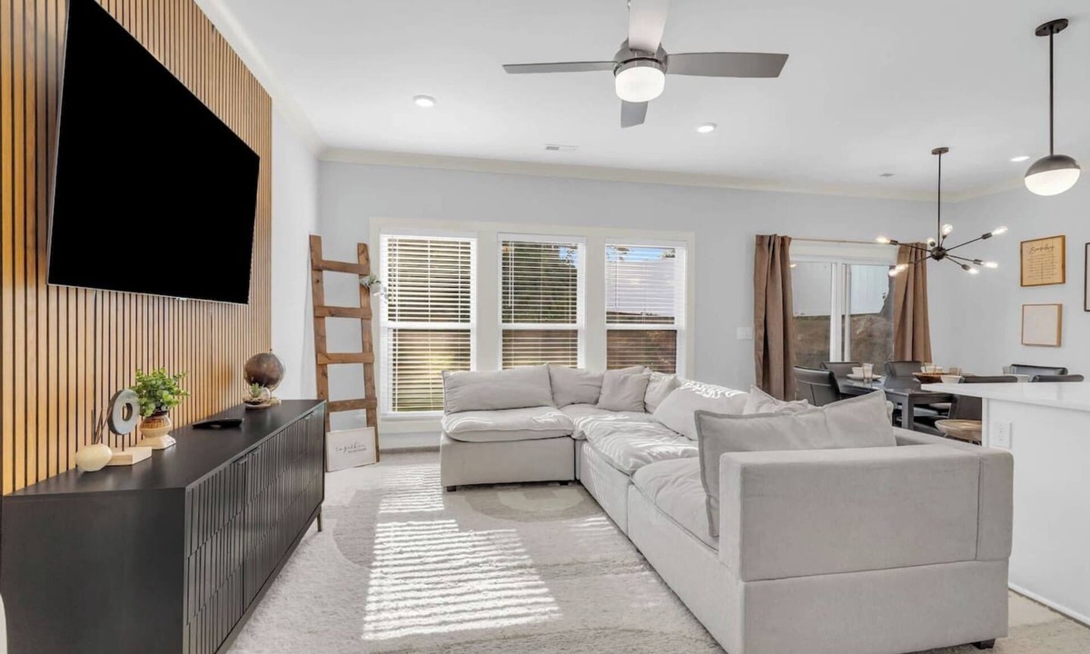 Spartanburg Villa | Modern Stay | Luxe 3BR | Sleeps 10 | 2 Min DT