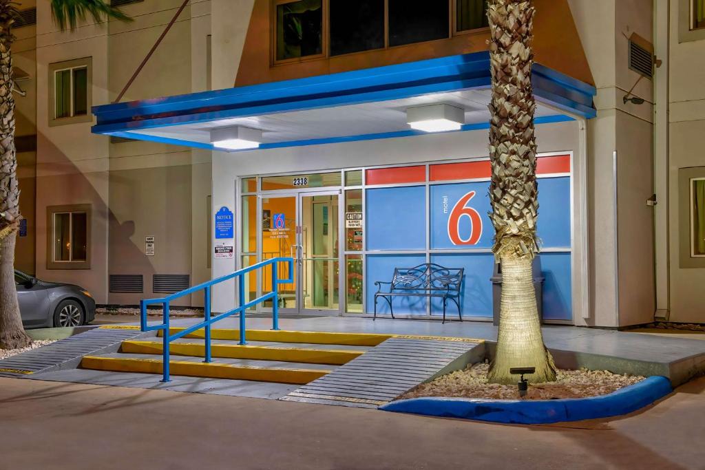 Eagle Pass Hotel | Motel 6-Eagle Pass, TX - Lakeside