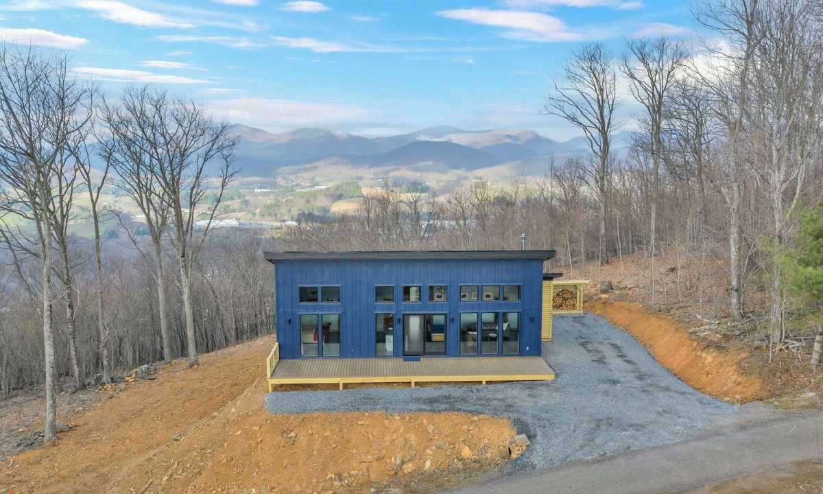 West Jefferson Cabin | Mount Jefferson Base Camp 3-BR/2-BA with Majestic Views and Amenities