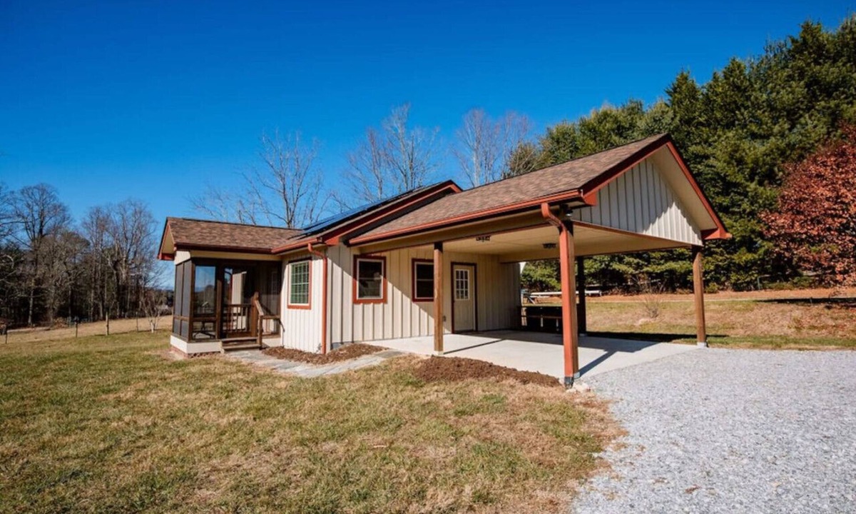 Flat Rock House | Mountain Apple Orchard Cottage| Views & Farm Charm