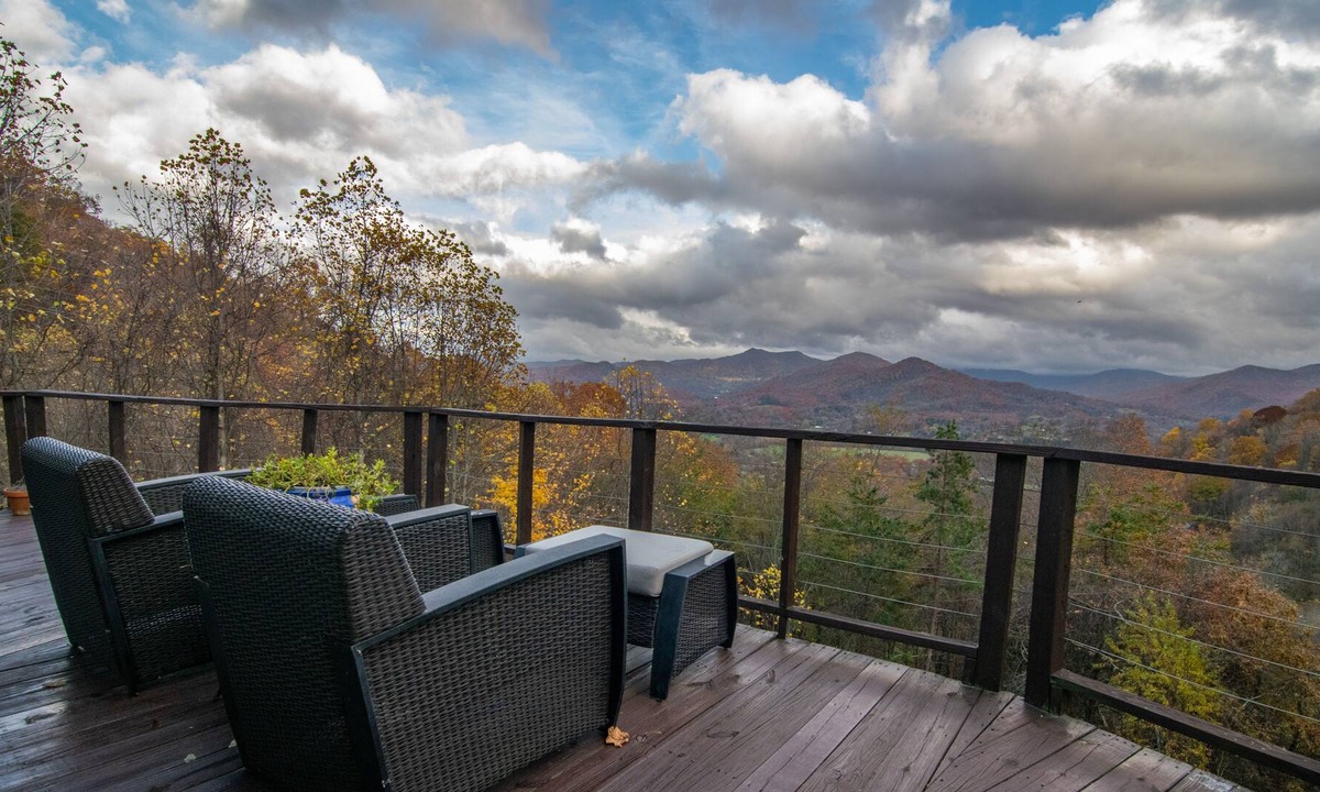 Waynesville House | Mountain Views, (3) King Beds, Large Deck, Hot Tub, Sauna, Game room