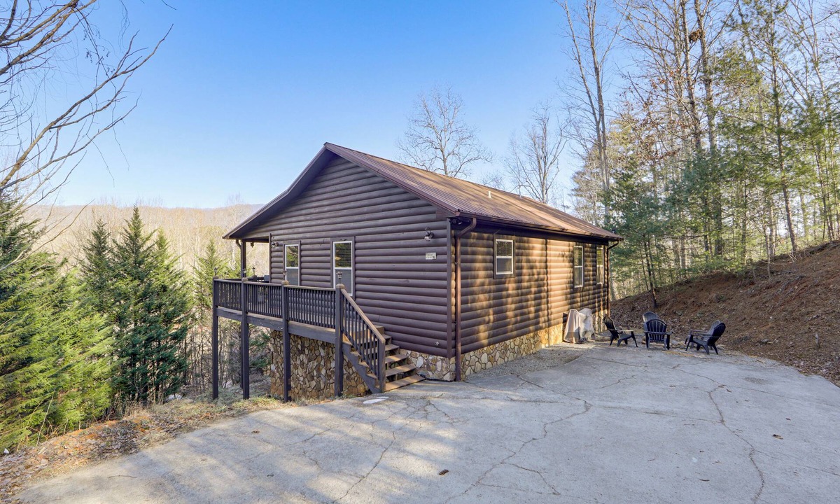 Cherokee Cabin | Mtn-View Getaway w/Lake Access in Whittier!