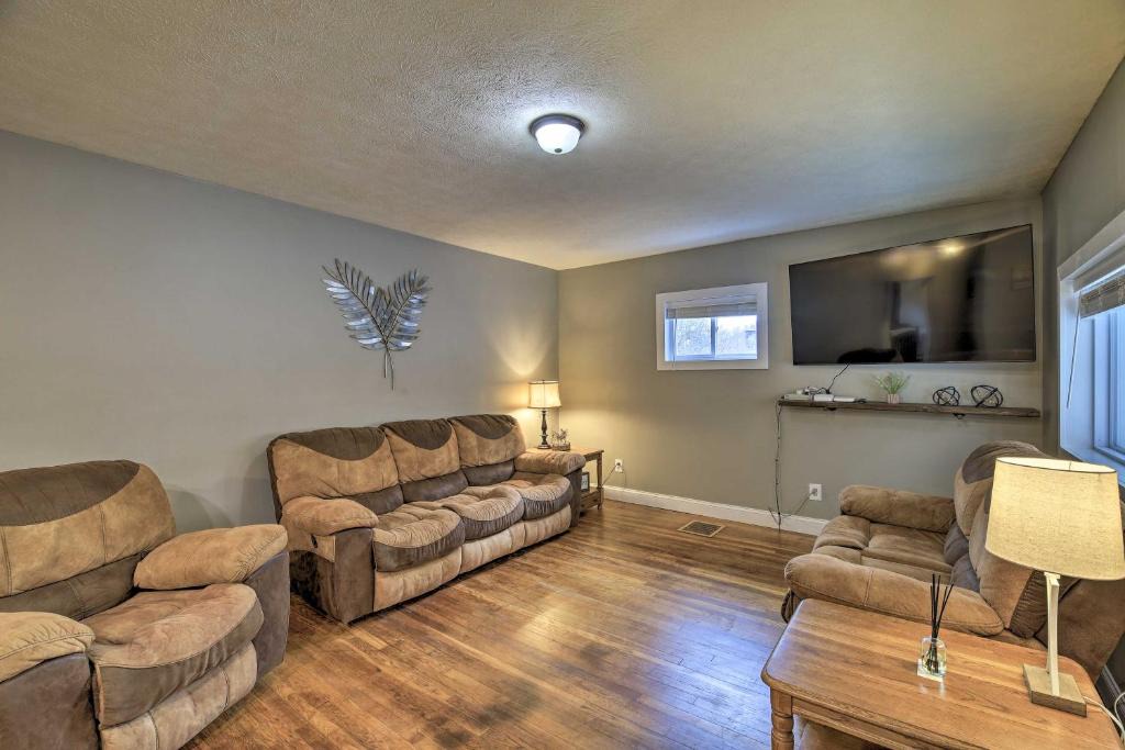 Mullens House | Mullens Cabin w/Gas Grill & Mountain Views!