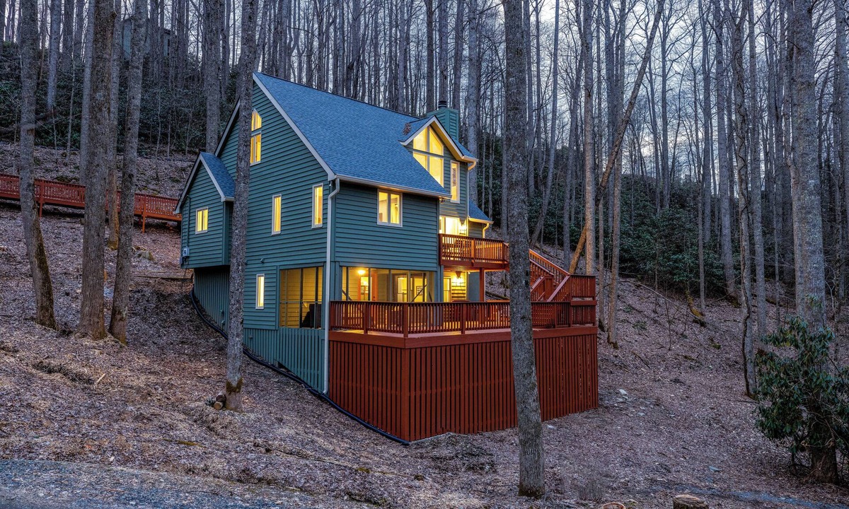 Boone Cabin | Multi-Family Mountain Home: 2 King Suites, Kids Play Nook + Bunk Room