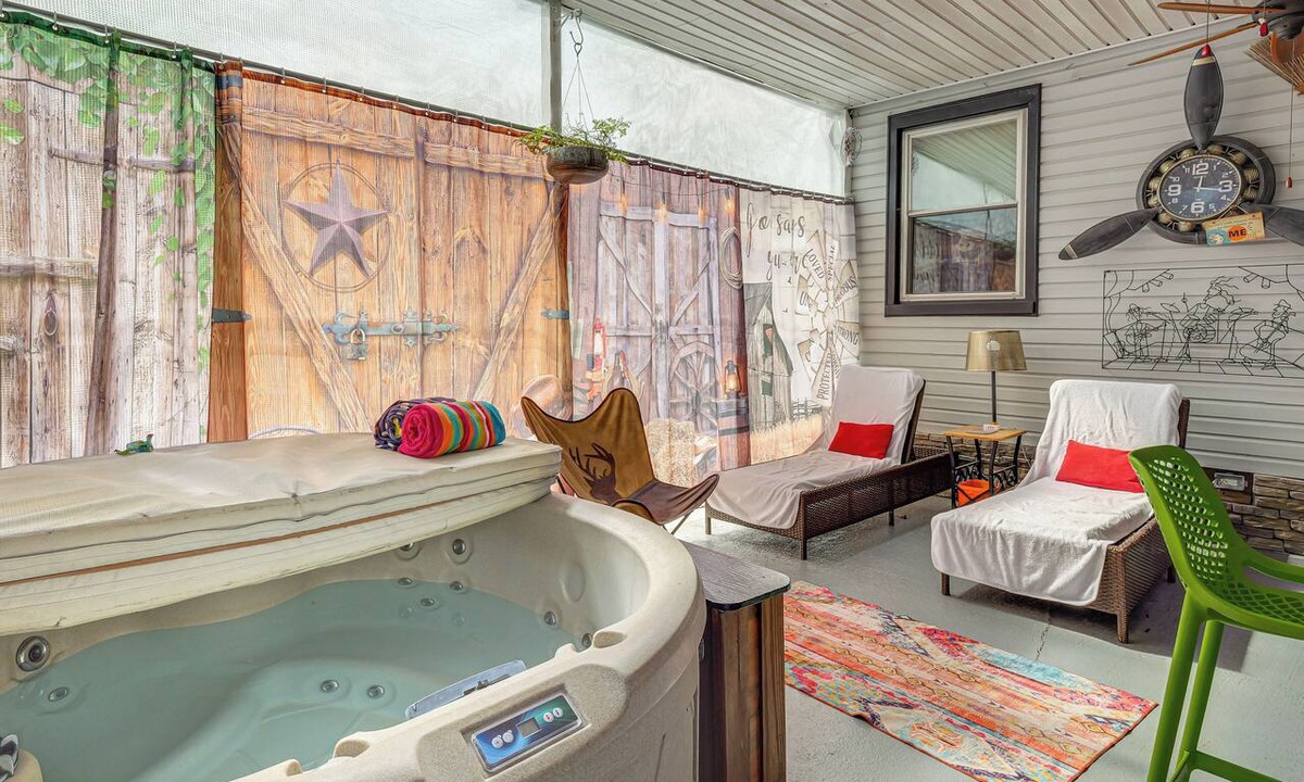Charlotte Park Cottage | 'nashvegas Getaway' w/Hot Tub Near Broadway