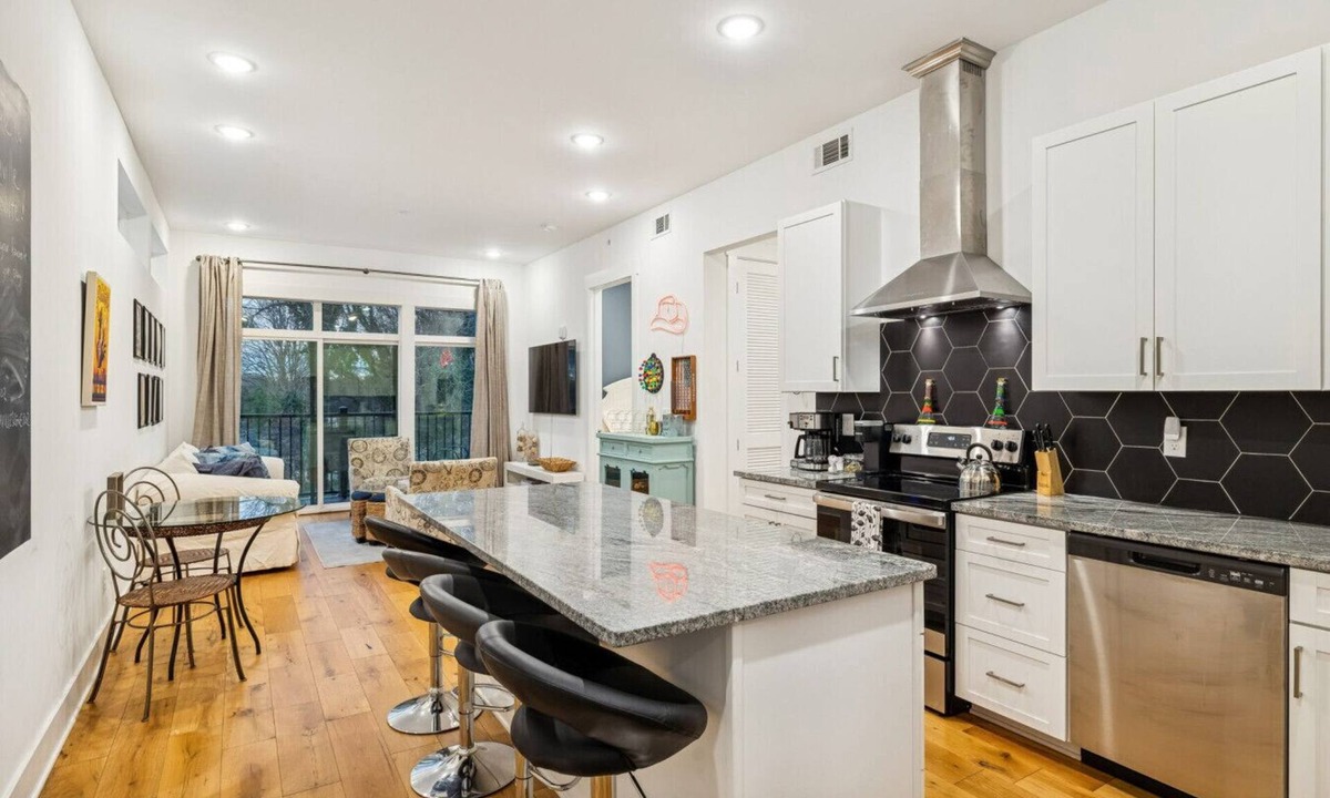 Inglewood Condo | Nashville Scene Suite in Chic East Nash, 12 min to Broadway!