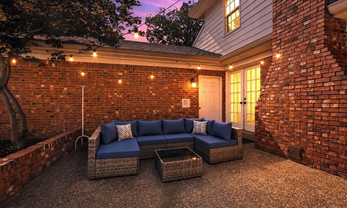 East Memphis House | Near DWN TWN Home/Sleeps 10/King Bed and Pool