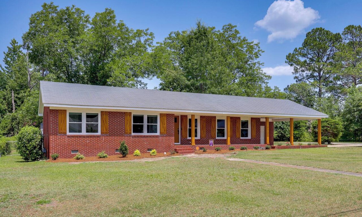 Greenville House | Near ECU! Centrally Located Gem w/Sunroom & Deck