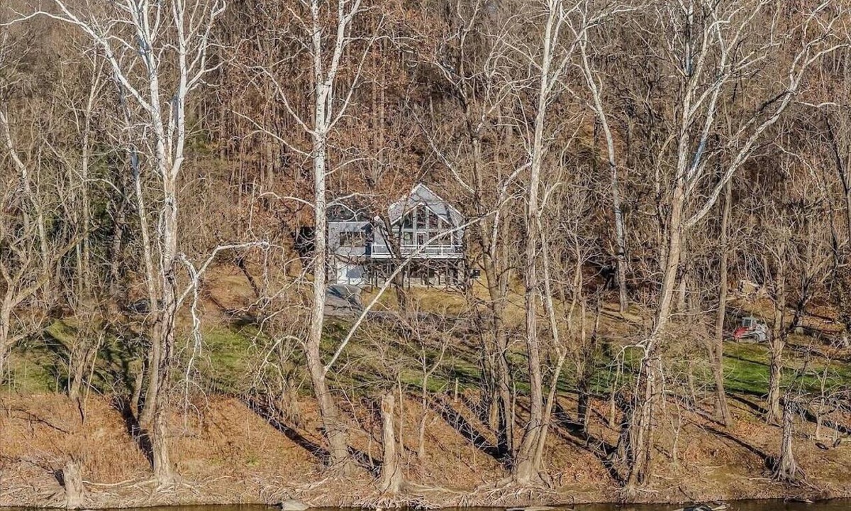 Millville House | New 15% discount I Riverfront, Hot Tub, BBQ, Game Room, Kayaks