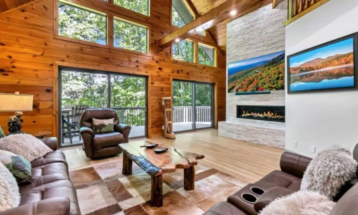 Beech Mountain Cabin | New! Beary Kozy Cabin Salt Water HotTub/Hike/Bike!