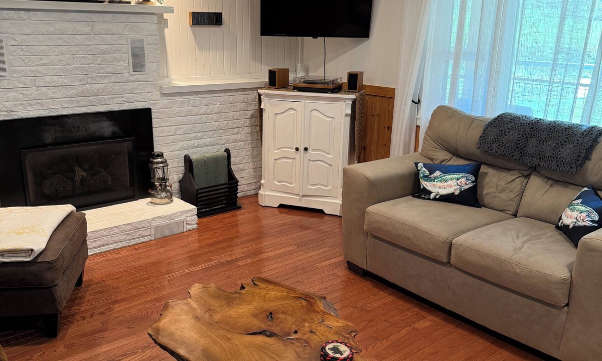 Alarka House | New listing discounted price,Hot tub, Pet friendly, fireplace,near town & Casino