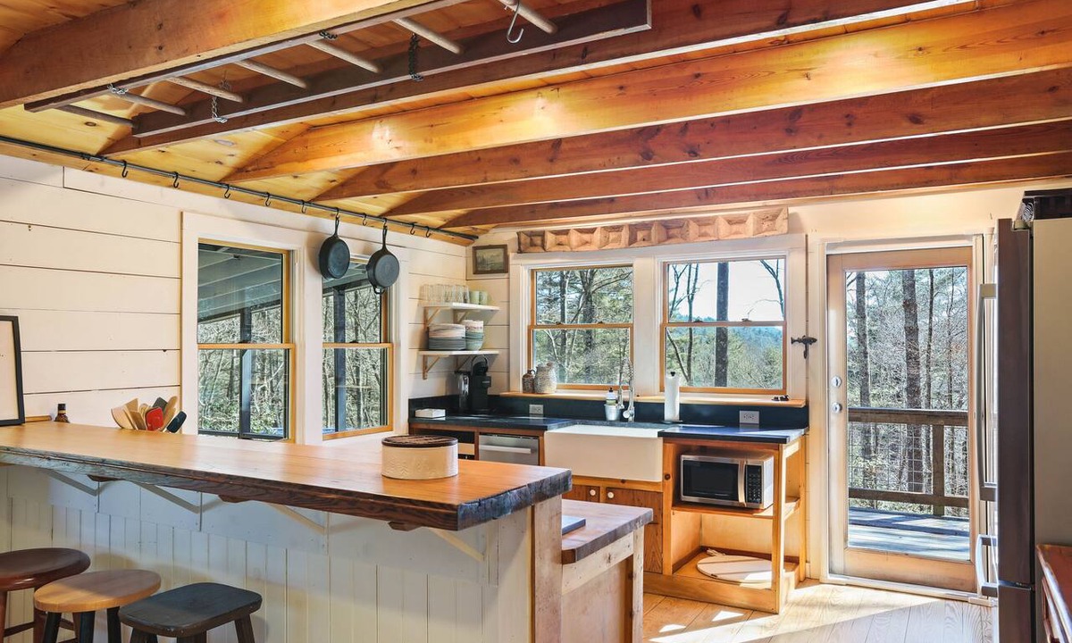 Cashiers Cabin | New Listing! Mountain Views - Fire pit - Walk to downtown Cashiers