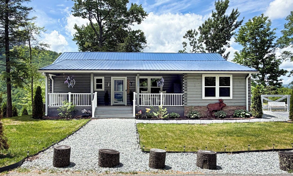 Sugar Mountain Cabin | New Luxurious Mountain Escape with Spa & Views