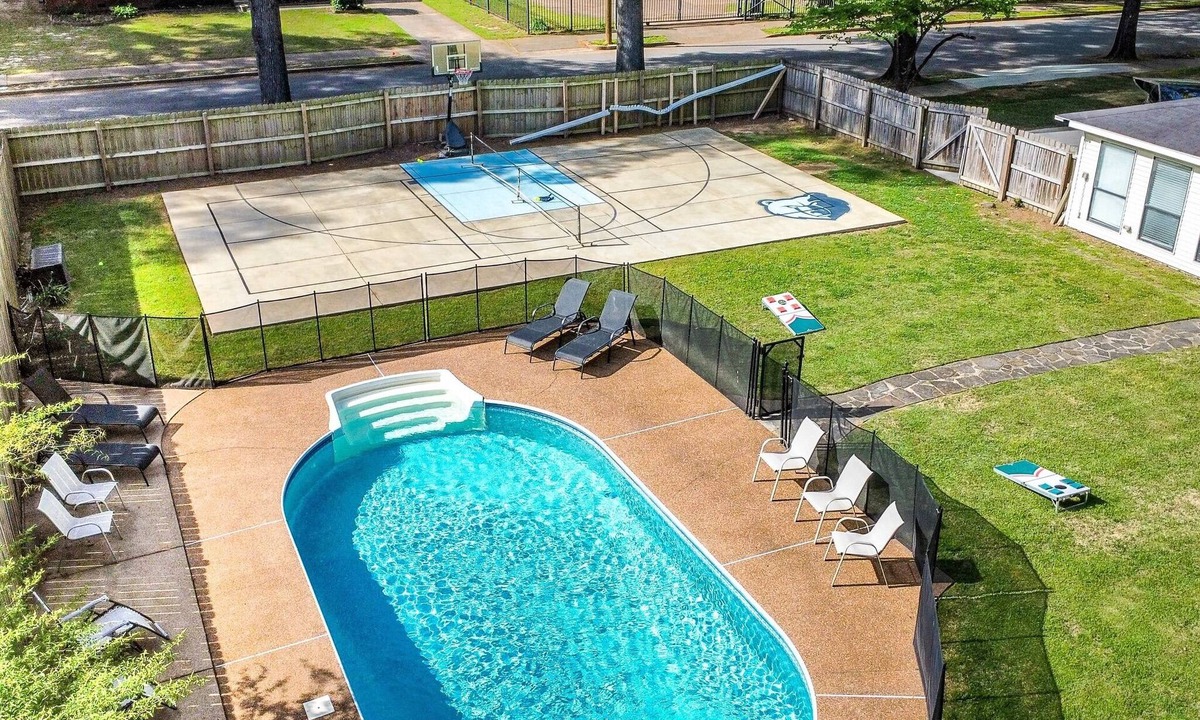 Berclair House | *NEW* Pickleball ~ Pool ~ Basketball ~ Hot Tub
