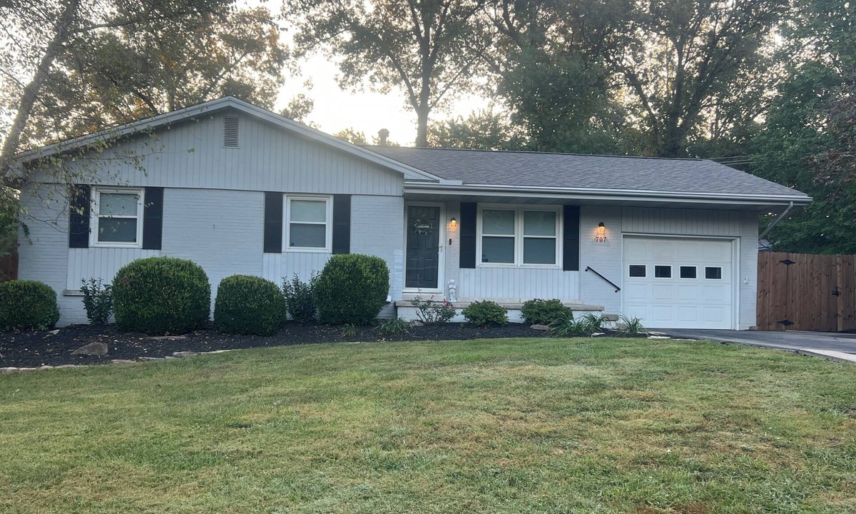 Newburgh House | NEWLY RENOVATED, UPSCALE, IMMACULATE, 3 BED + DEN BRICK HOME
