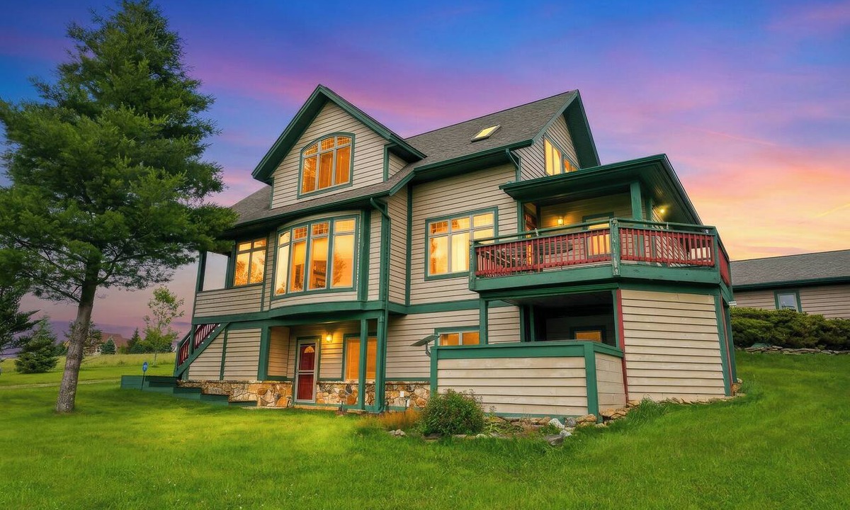 Davis House | NL53 Large Family Retreat! Hot tub, Fire Pit, A/C