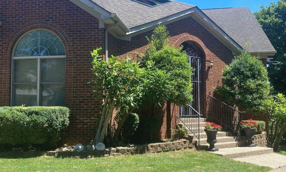 Lexington House | One-of-a- kind 5-bedroom house with lovely lake view in Lexington, Kentucky