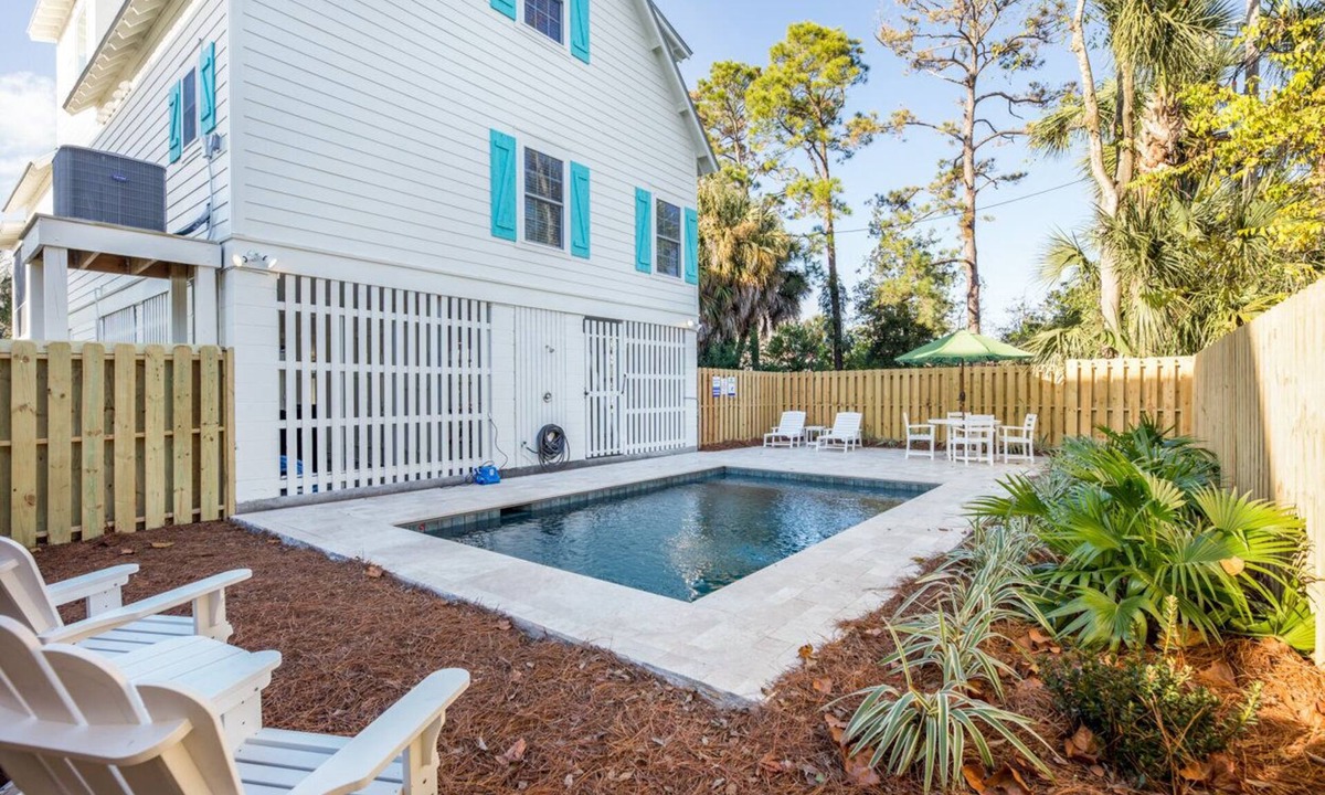 Savannah Beach House | 🔑 operated SAFETY pool cover! Close to downtown and beach☀️ 🌊