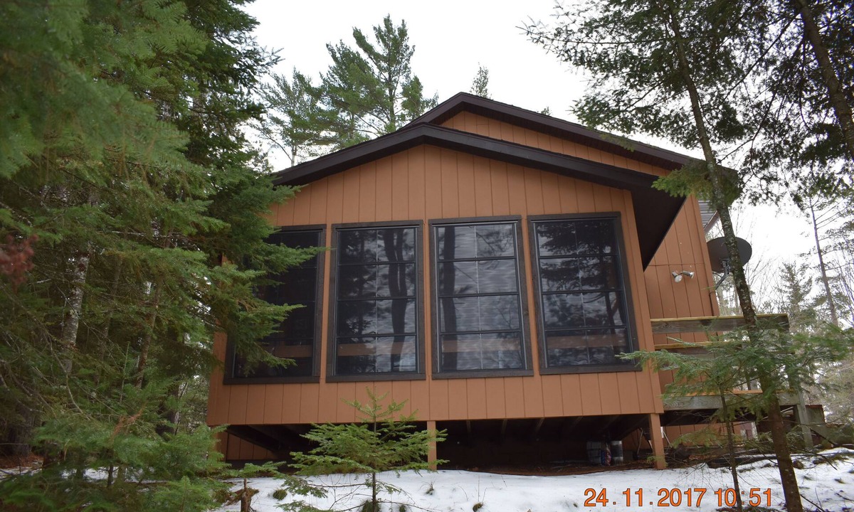 Presque Isle Cabin | Otter Bay Cabin.A Beautifully Furnished Lakefront All Season Cabin!