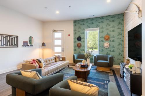 Five Points Apartment | Outrider 1014 by AvantStay Private Balcony Minutes to Broadway Downtown