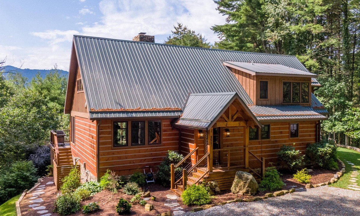 Boone Cabin | Papa's View - Pet Friendly Luxury Log Cabin in Valle Crucis with Views and Hot Tub!