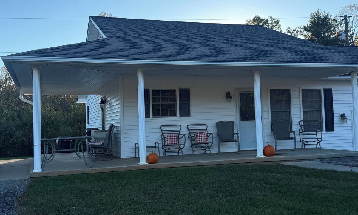 Flat Rock Cottage | Peaceful 1-bedroom cottage surrounded by apple orchards in charming Flat Rock