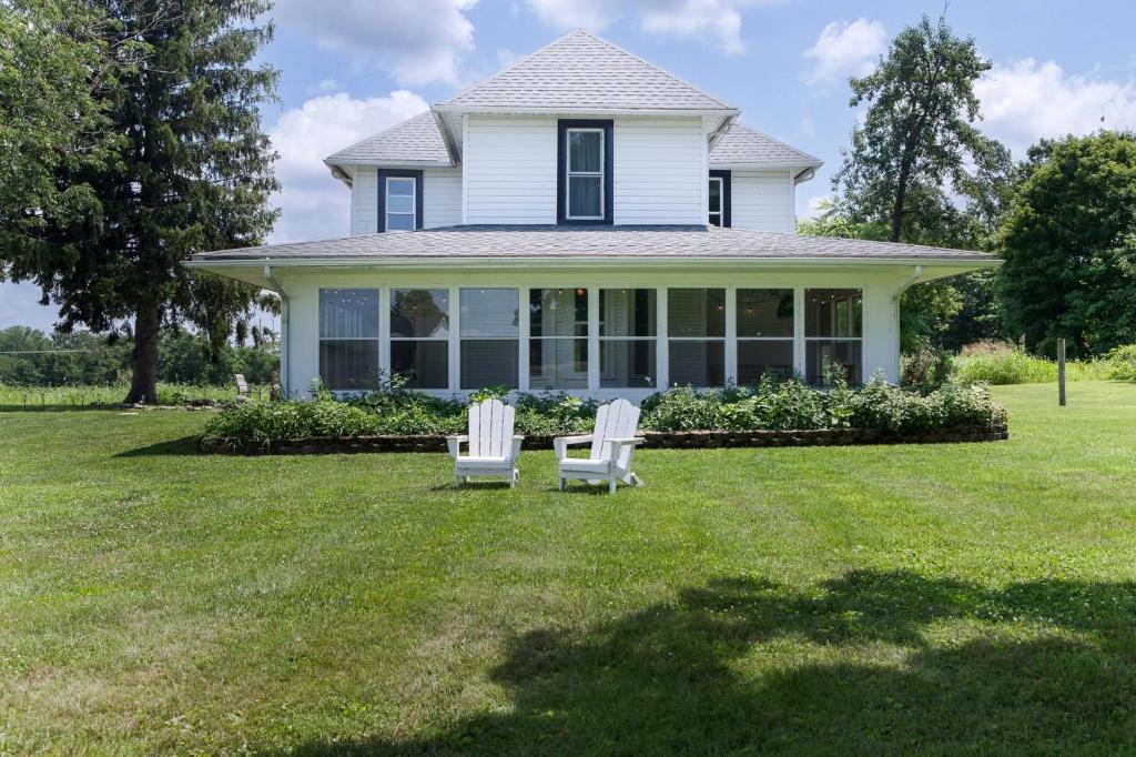 Lancaster House | Peaceful 4 Bed Historic Farmhouse in Lancaster Min to Hocking hills! Sleeps 10