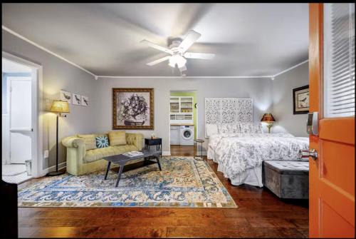 Shelby Hills House | Peaceful Private Cottage, Walk to Park & 5 Mins to Downtown