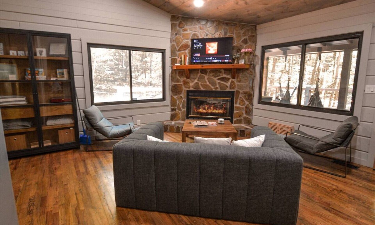 Cherry Log Cabin | Peach & Plumeria Hideaway | 2BR Mountain Cabin Hot Tub Adventure Included