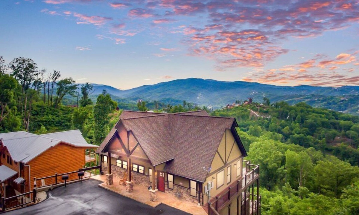Gatlinburg Cabin | Perfect for Families! 2 Hot Tubs! Views!