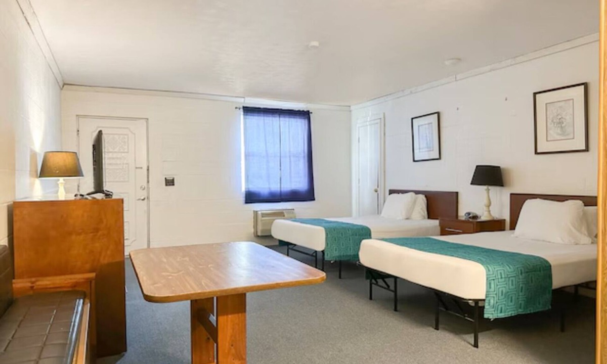 Spencer Hotel | Perfect Haven for Exploring Outdoors | Buck Knob Peak Nearby | 4 Units