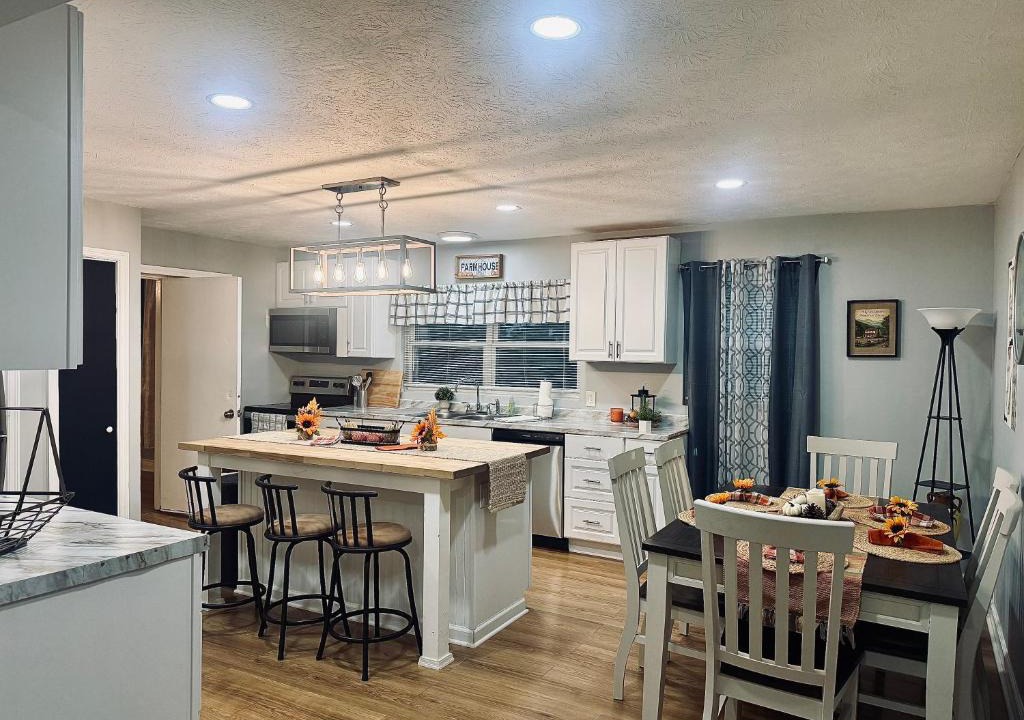 Knoxville Apartment | Pet-Friendly 3BR - Near UT & Downtown Knoxville