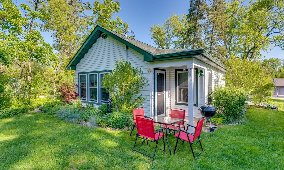 Delavan Lake House | Pet-Friendly Extended Stay Walk to Delavan Lake