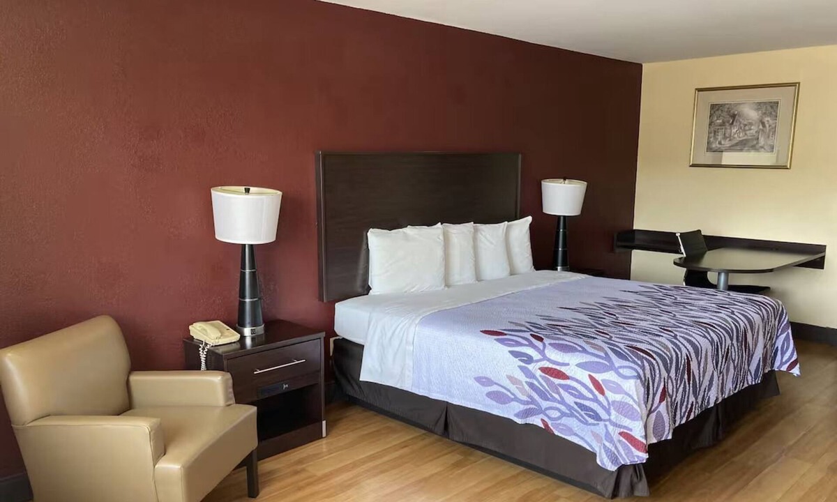 Cleveland Hotel | Pet-Friendly King Room – Free Parking & Close to Local Attractions