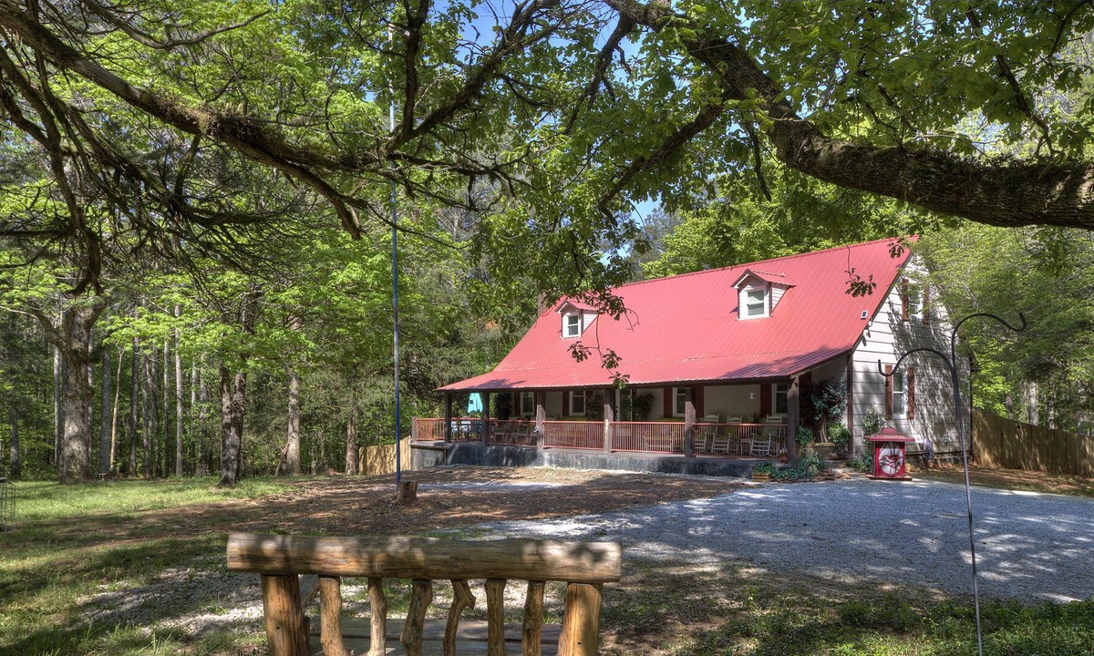 White House | Pet friendly Two Bedroom Cabin W/ Fenced Backyard