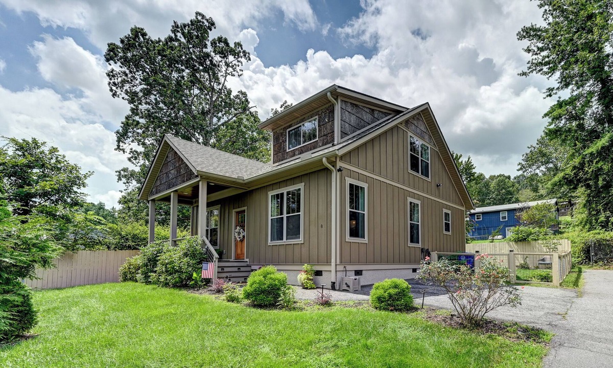 Black Mountain House | Pets & Kids, Spacious & Bright, Fenced Yard, EV, Best Stocked Home, Walk to Town