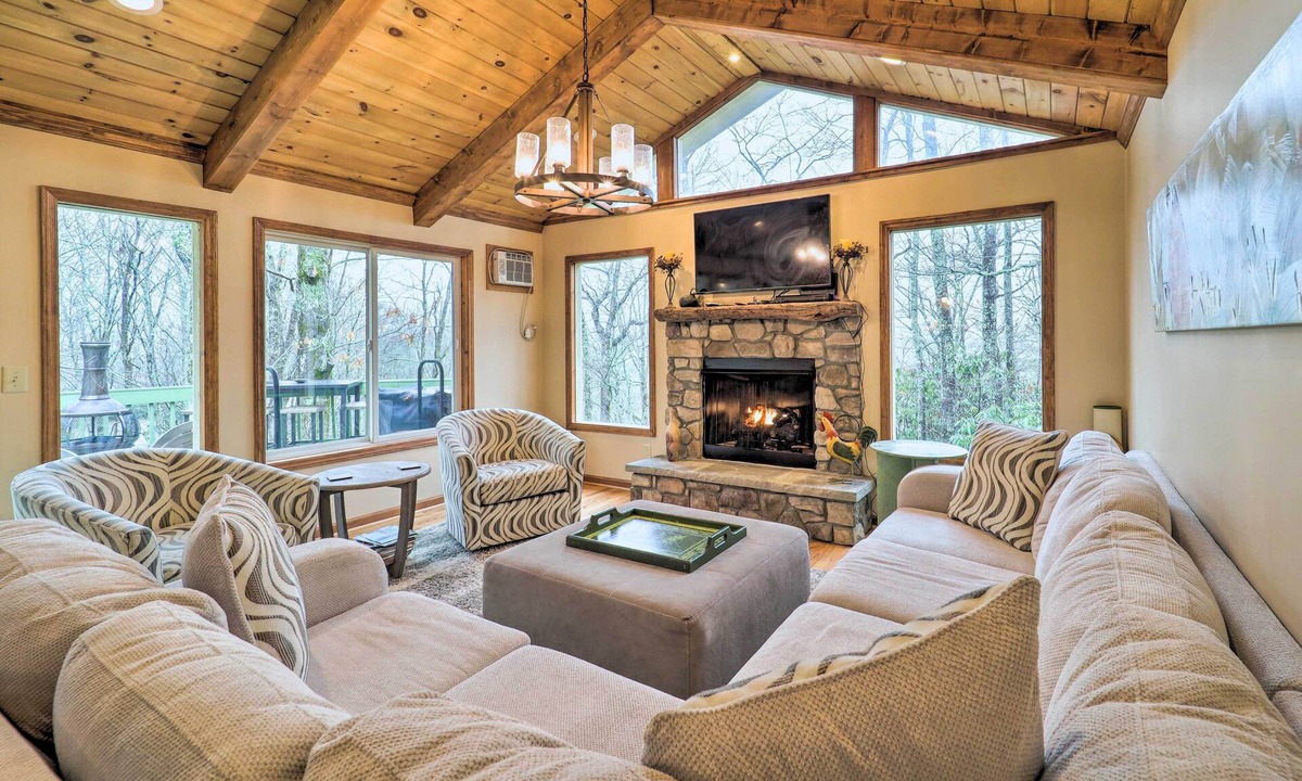 Newland Cottage | Pool & Lake Access: Mtn-View Cottage in Newland