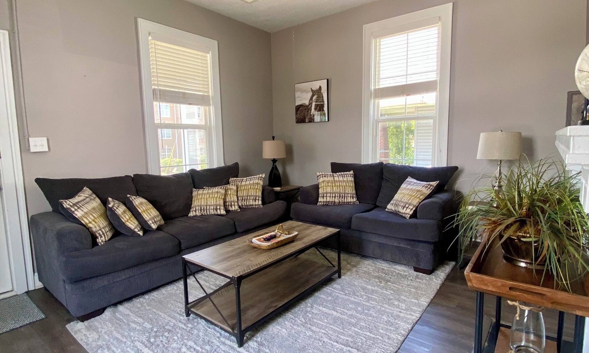 Owensboro House | Prime Downtown Owensboro Stay 2BR Steps to Riverfront & Brescia