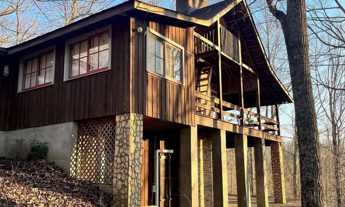 Franklin Cabin | Private 2 Story 2 Suite Ridgetop Cabin w/Sunset Views - Hot Tubs, Deck/Patio, Private Lake & Trail Access. Minutes from Franklin & Leiper's Fork