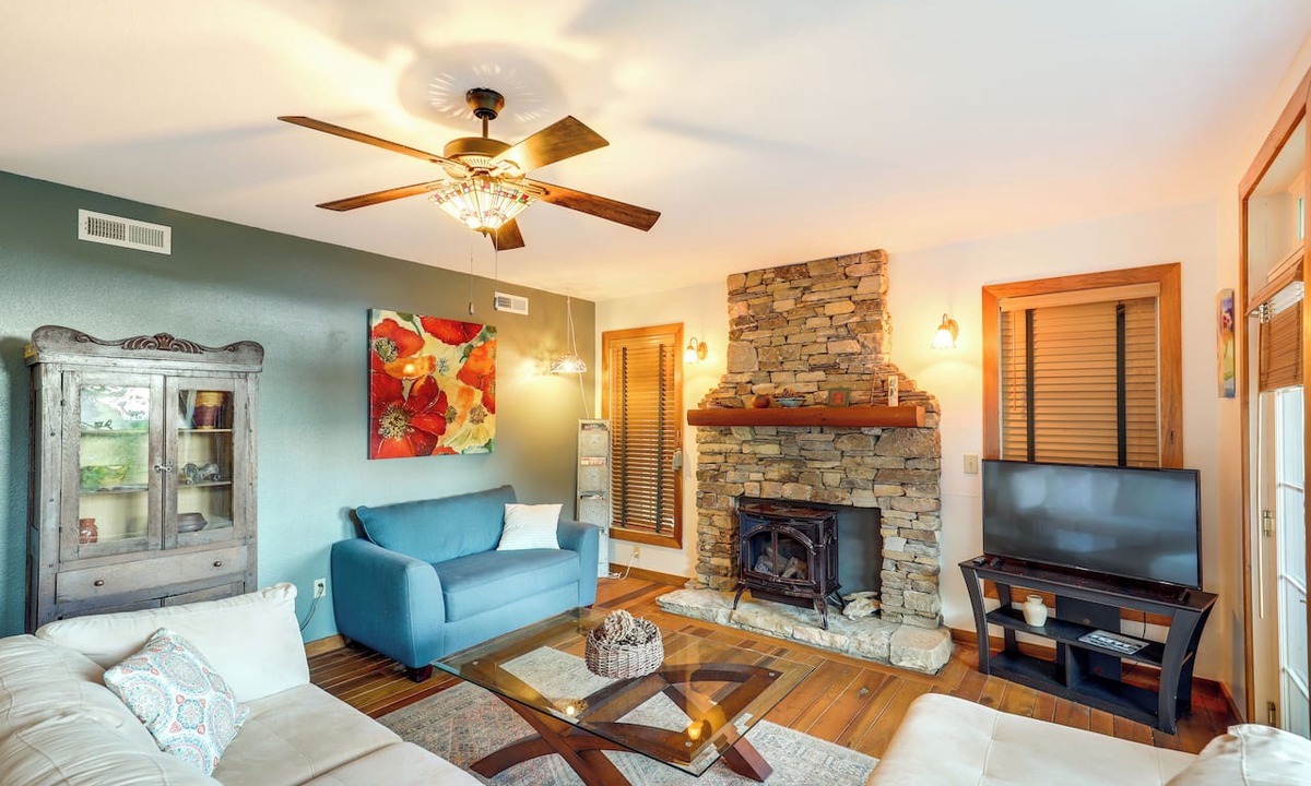 Mountain Air Condo | Private Balcony! Mtn-View Sanctuary in Burnsville
