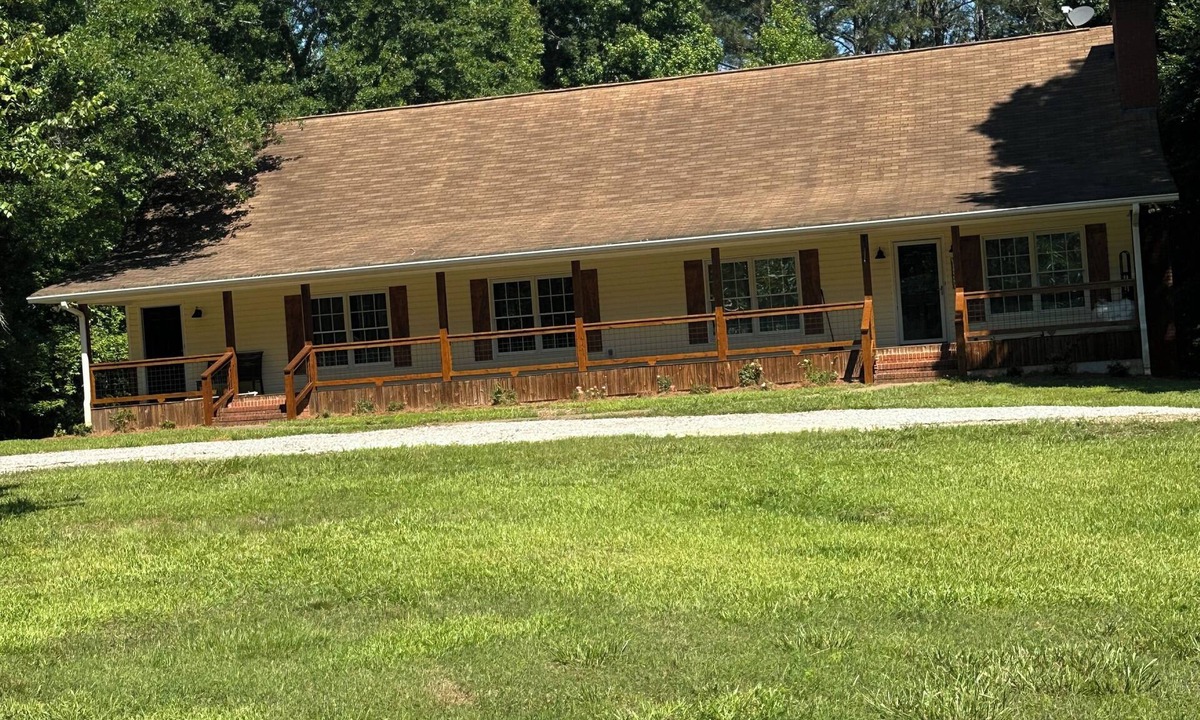 Winder House | Private Dirt Road Retreat 4 bedroom farmhouse/minutes to UGA campus