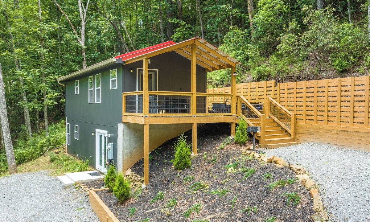 Cherry Log Cabin | Private & Modern Creekside Cabin w/Hot Tub and Fire Pit - Great Location!