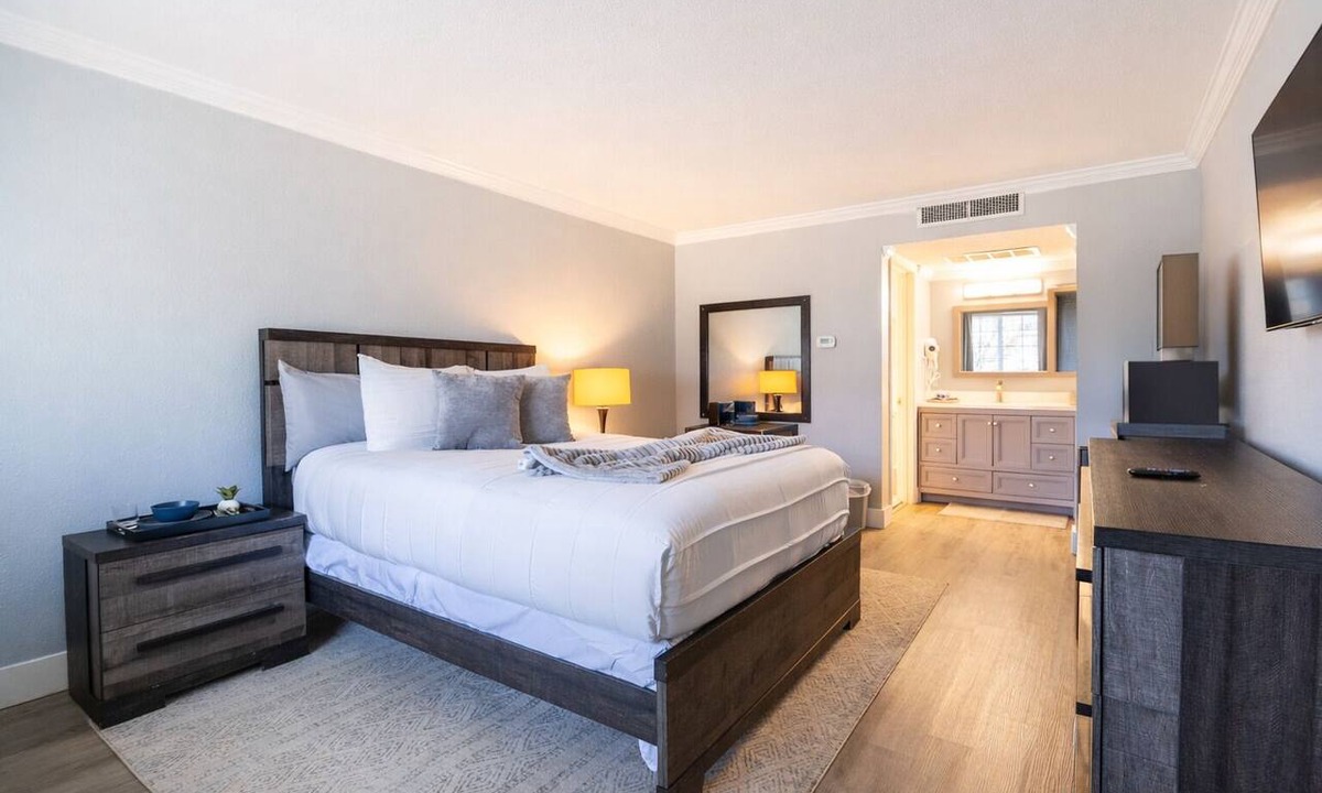 Sheffield Park Apartment | Quaint Charlotte StudioAPT withA/C 24hrGym 7Mins toHospitals&DowntownFreeParking