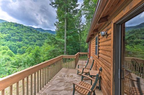 Warrensville House | Quaint Log Cabin w/Views Near West Jefferson