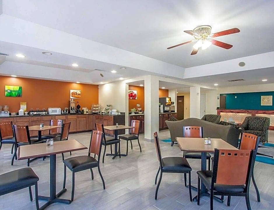 Hickman Hotel | Quality Inn And Suites Centerv