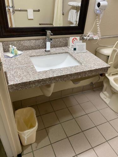 Clinton Hotel | Quality Inn Clinton-Knoxville North