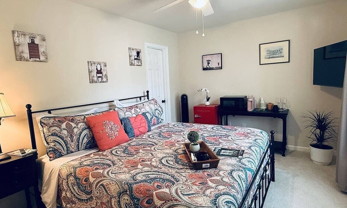 Charleston House | Quiet and Stylish Room on James Island Near CHS