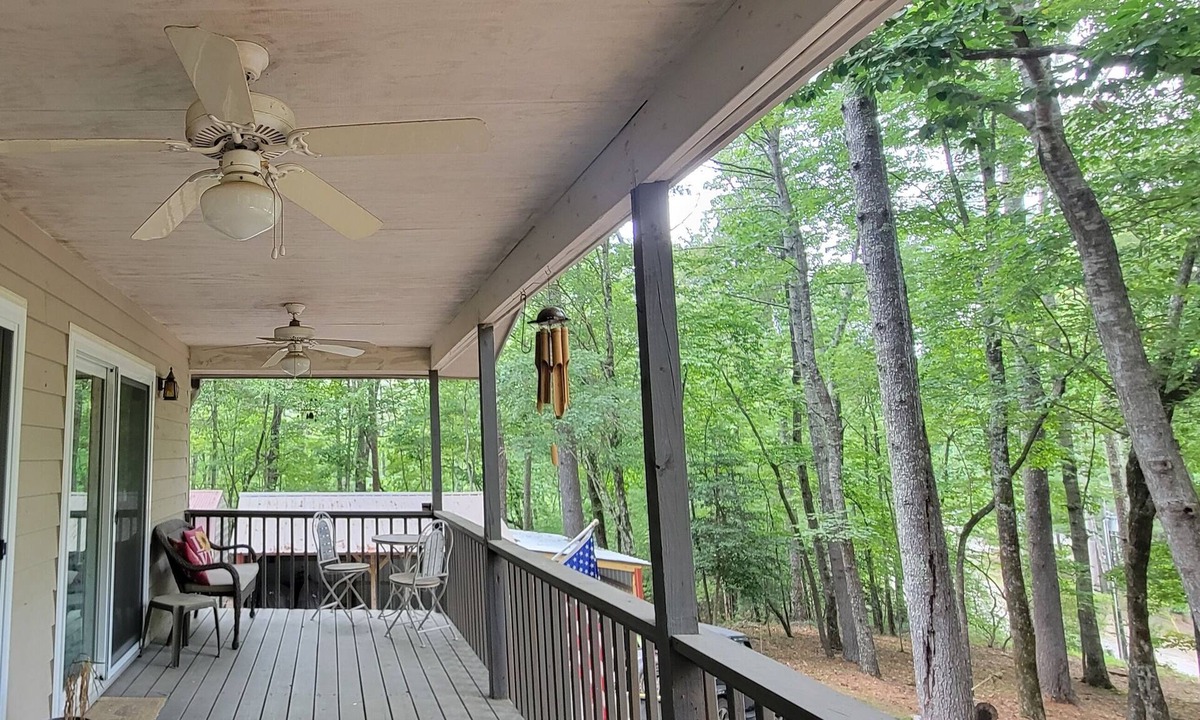 Mountain Rest House | Quiet Mountain lake cabin, surrounded by trees with lake access, close to river!