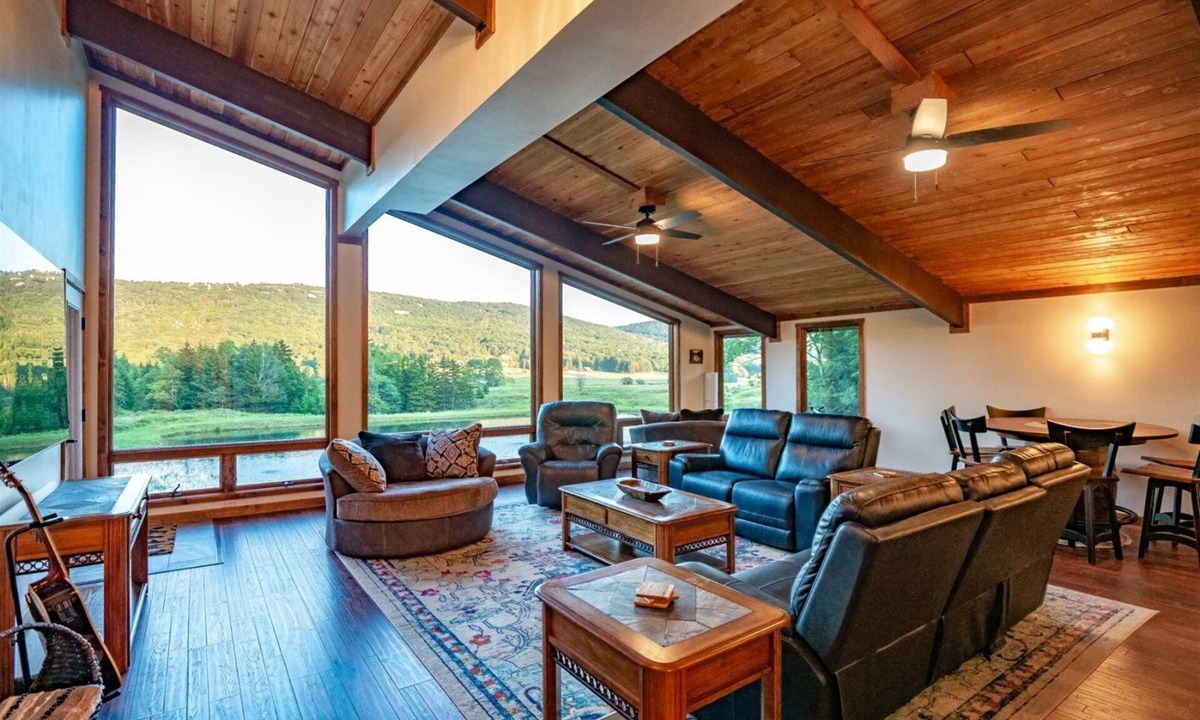 Timberline House | Reflections - 128 Lakeview Road