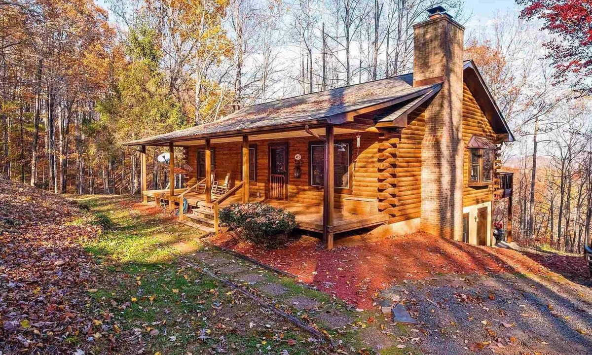 Lovingston Cabin | Relax in Nature's Beauty: Private Log Cabin w/two Spacious, Open Living Areas